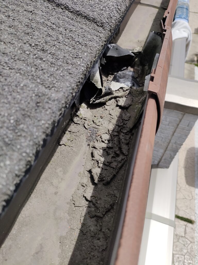 応急処置といって適当なテープを貼っただけ