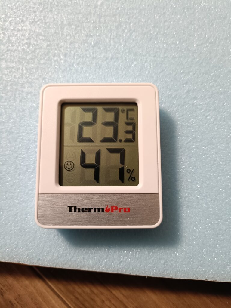 見やすそうなデジタル表示の温度計